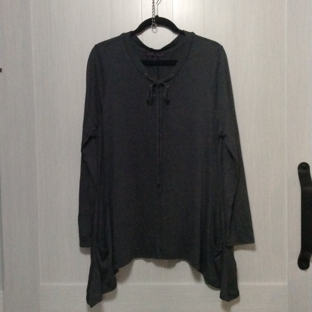 Olivia sky blouse sz M color gray in good condition